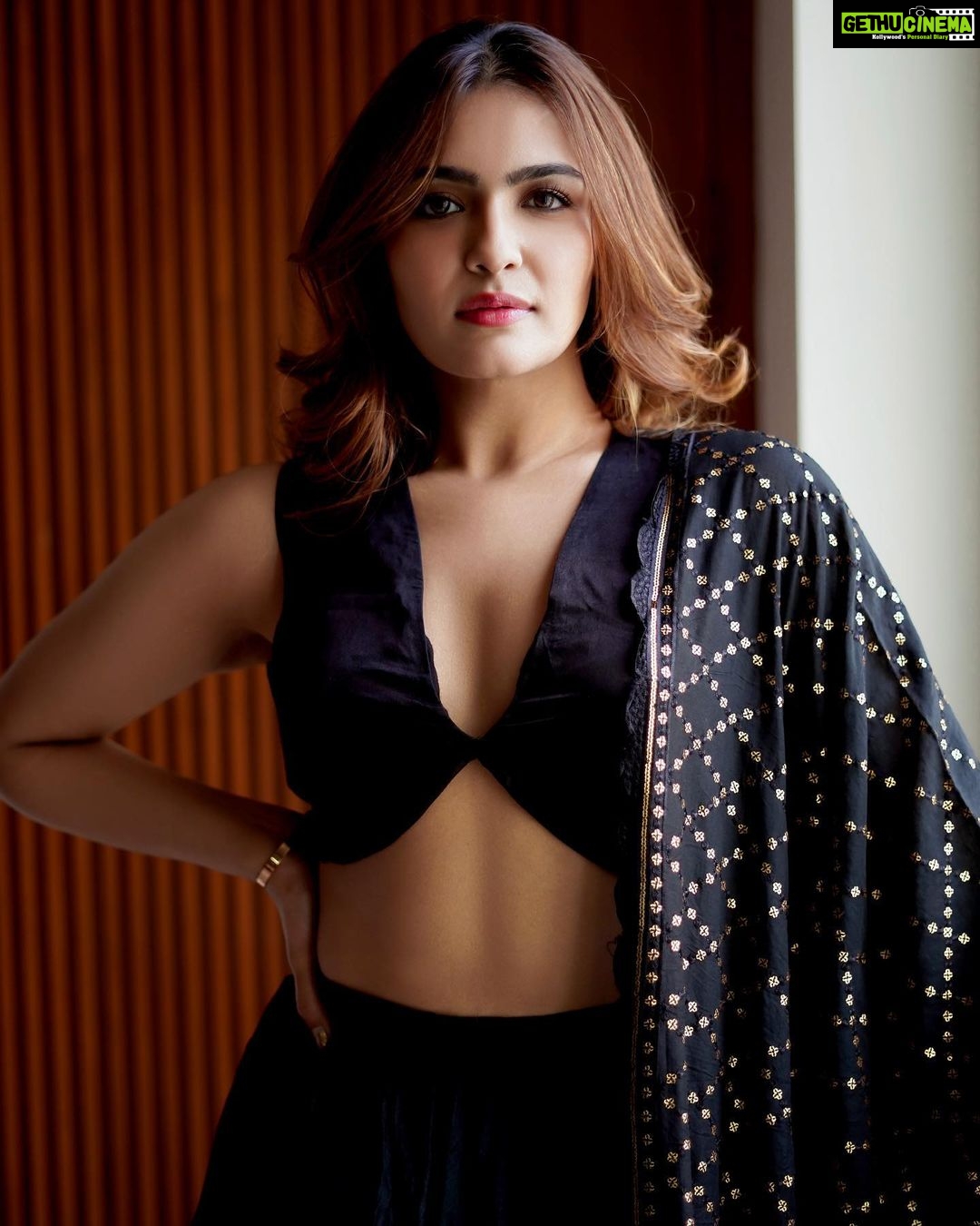 Arthi Venkatesh Instagram - In my moment 🖤 . . . . . Outfit @stylebazaarexhibitions On cam @framesbycithra