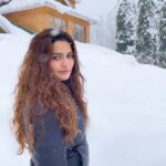 Arthi Venkatesh Instagram - Art x Snow ❄️ . . . . . #kazhmir #gulmarg #travel