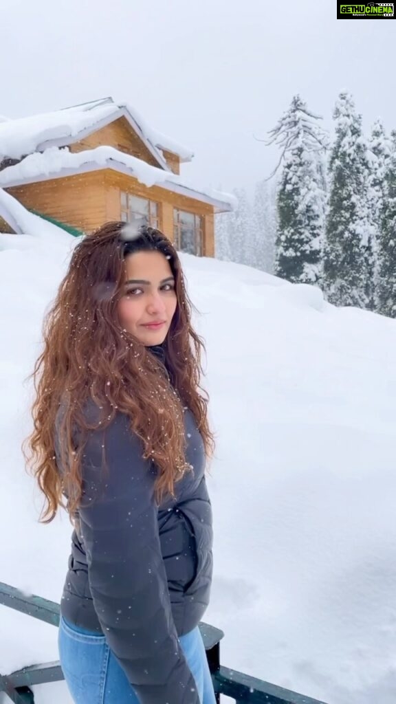 Arthi Venkatesh Instagram - Art x Snow ❄ . . . . . #kazhmir #gulmarg #travel