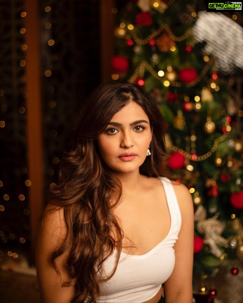 Arthi Venkatesh Instagram - Christmas is here!! Wishing you a holly jolly Christmas 🎄