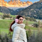 Arthi Venkatesh Instagram – Finding paradise wherever I go 

Travel partner @gtholidays.in 
.
.
.
.
.
#domites #italy #mountains #italianalps #travel #snowcap #hiking #serene #nature #wanderlust #beauty #alps #italian #pizza Dolomites, Italian Alps