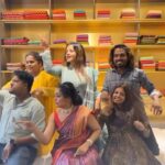Arya Instagram - Music ullondu last chila nila vili shabdangal kekkaadhe poyathu bhaagyam 😬 . Fun time At @arya.badai ‘s new @kanchivaram.in Store! 😍 ✨ . #reels #reelit #reelsinstagram #reelsvideo #chiknichameli #trending #instadaily #friends #gram #malayalam #funnyvideos Kochi, India