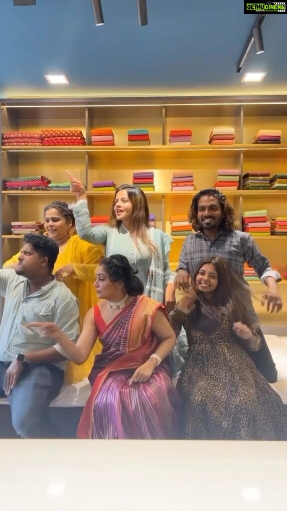 Arya Instagram - Music ullondu last chila nila vili shabdangal kekkaadhe poyathu bhaagyam 😬 . Fun time At @arya.badai ‘s new @kanchivaram.in Store! 😍 ✨ . #reels #reelit #reelsinstagram #reelsvideo #chiknichameli #trending #instadaily #friends #gram #malayalam #funnyvideos Kochi, India