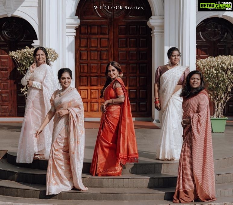Arya Instagram - WHEN A WHOLE WEDDING WAS DRAPED IN @kanchivaram.in ❤️ Missed my darlings @resmi_varun @priyankaaa_ps in this frame … My girls … 😍 thank you for choosing @kanchivaram.in .. And I love this pic @wedlock__stories #girls #wedding #mine #myhappiness #frame #church #girlgang #besties👭 #family #mylove #forlife