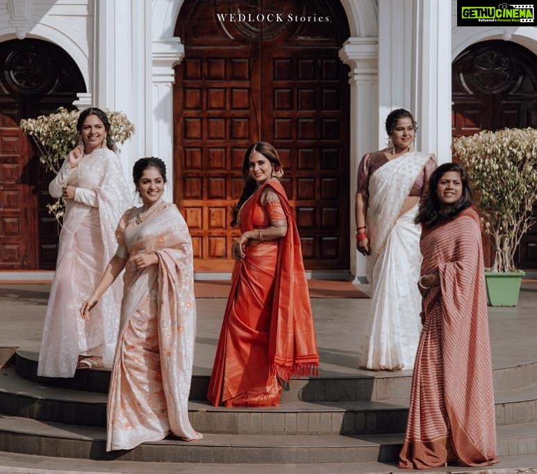 Arya Instagram - WHEN A WHOLE WEDDING WAS DRAPED IN @kanchivaram.in ❤ Missed my darlings @resmi_varun @priyankaaa_ps in this frame … My girls … 😍 thank you for choosing @kanchivaram.in .. And I love this pic @wedlock__stories #girls #wedding #mine #myhappiness #frame #church #girlgang #besties👭 #family #mylove #forlife