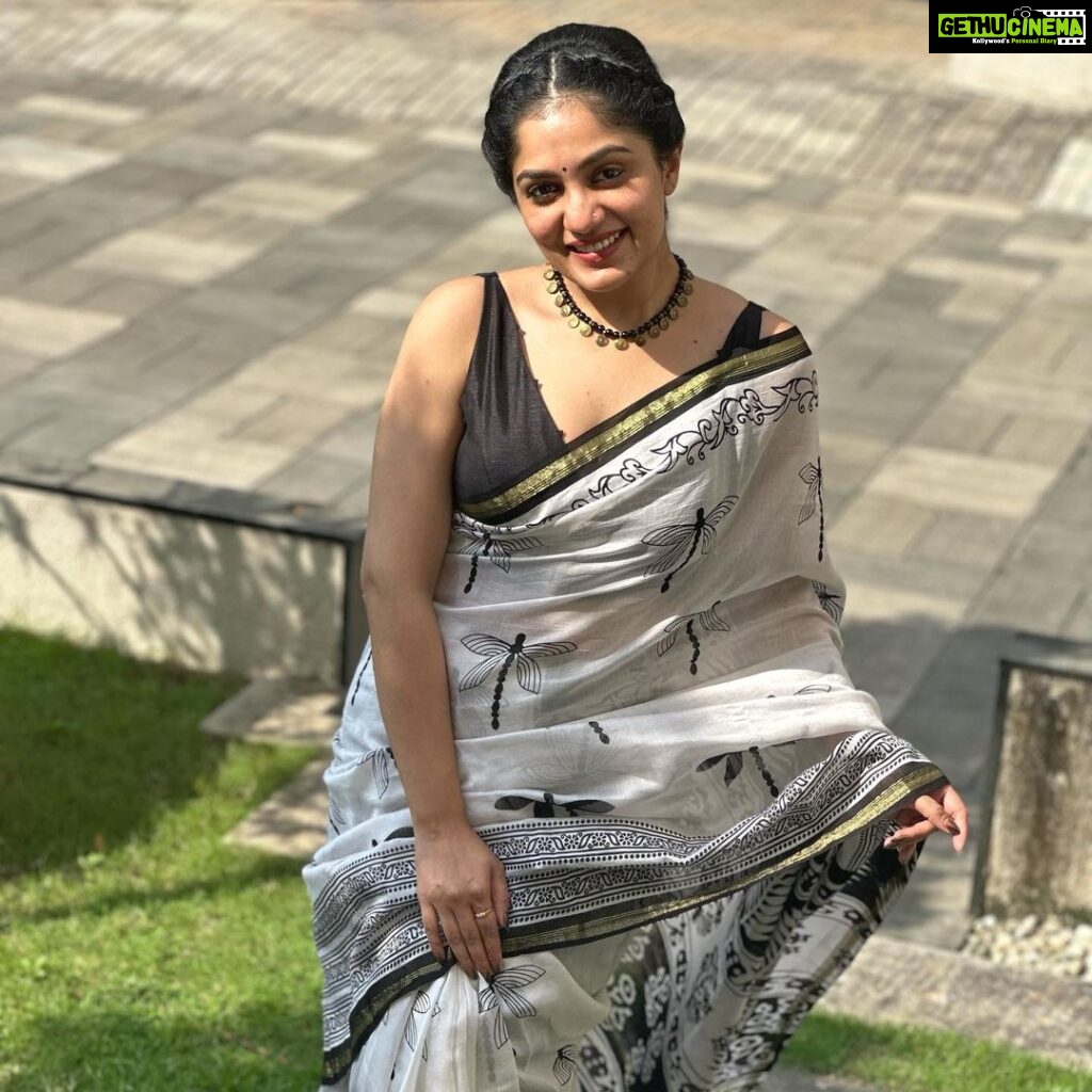 Arya Instagram - ELEGANCE IS WHEN THE INSIDE IS AS BEAUTIFUL AS THE OUTSIDE 🥰 SAREE @kanchivaram.in Hair @vikramanvijitha #gooday #happysmile #positivity #dressup #sareelovers #makeup #fashioninfluencer #styleinspiration #lifeisgood Home