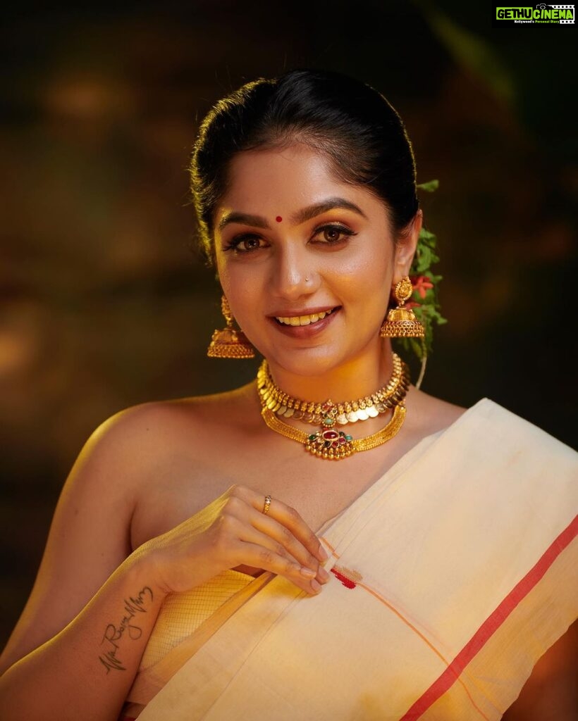 Arya Instagram - ഓണം 2023 🌸💕 Captured and post Production @plan.b.actions @jibinartist Assisted by @dayonphotos Styling @sabarinathk_ Saree @kanchivaram.in Jewelry @mayoorajewelerydesigns MUA @vikramanvijitha Studio @maxxocreative #onam #2023 #tradition #makeup #dressup #festive