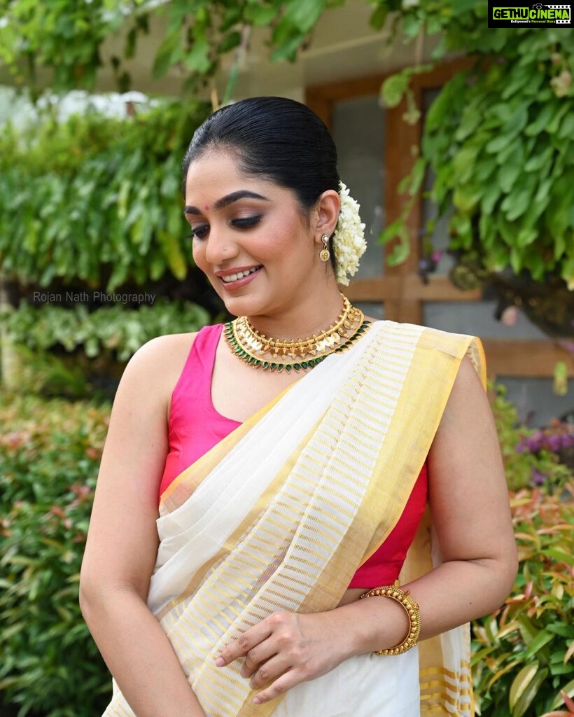 Arya Instagram - ഉത്രാടം 2023 🌸 Saree @kanchivaram.in MUA @brandy_makeup_artist Jewelry @mayoorajewelerydesigns Styling @sabarinathk_ Pc @rojan_nath #onam #festive #happiness #onam #2023