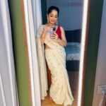Arya Instagram - ചിങ്ങം ഒന്ന് 🌸 MUA @brandy_makeup_artist Saree @sabarinathk_ Styling @styledbysavu #chingam2023 #onam #positivevibes #happiness #smile #lovemyjob #makeup #dressup Home