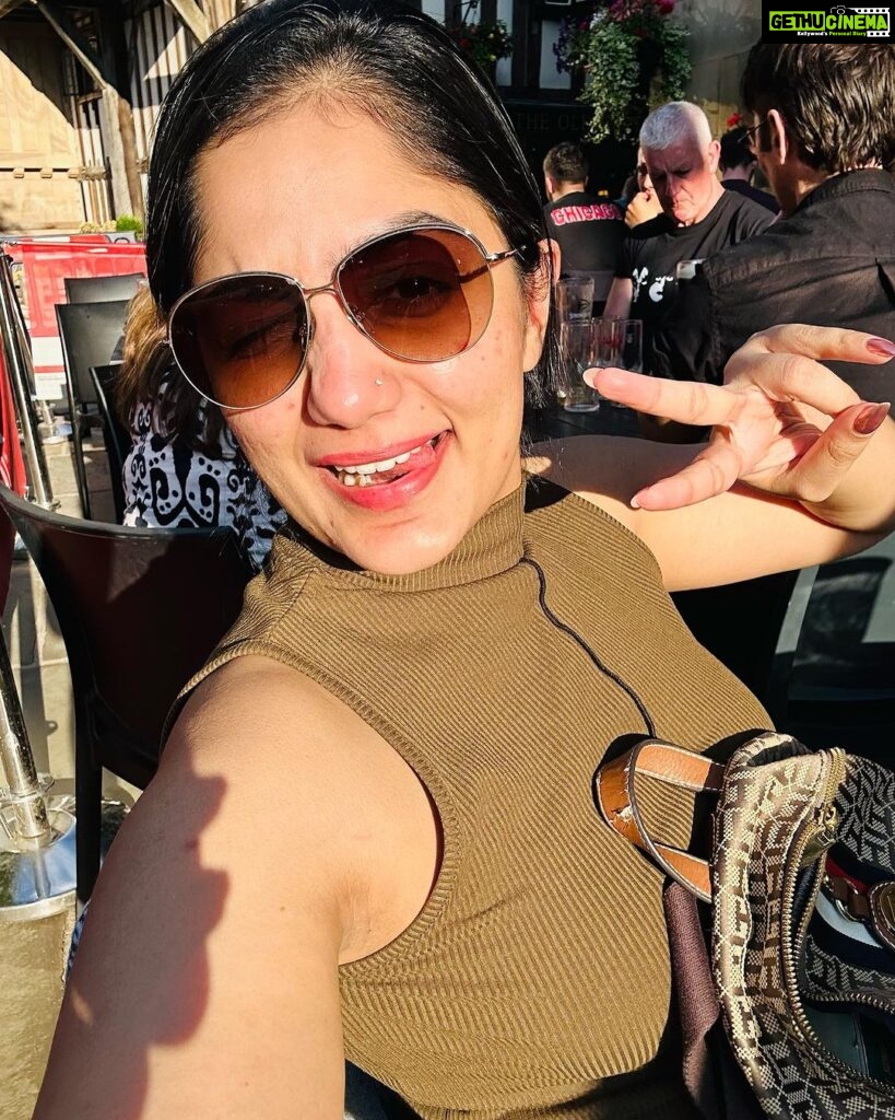 Arya Instagram - Never thought of getting kissed by the sun at 7:30 pm ever !!!! 💕 Exploring life and this world while counting my blessings a million times !! Perks of being an artist ❤️ #travel #happiness #england #manchester Manchester Cathedral