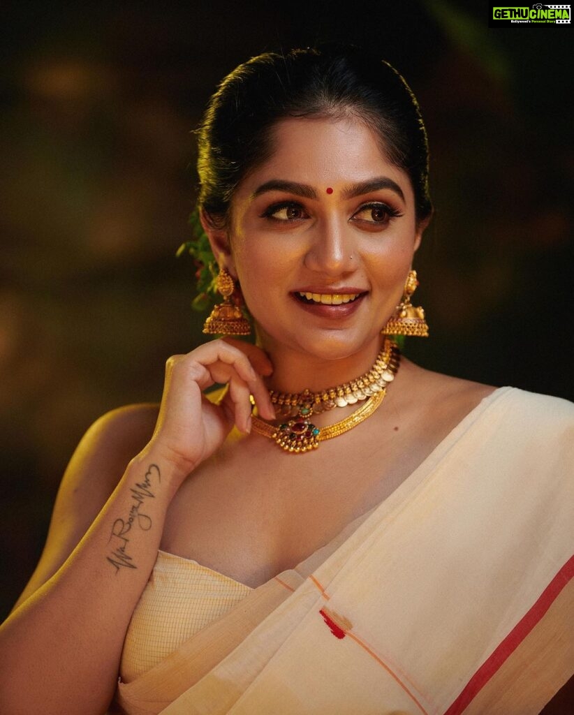 Arya Instagram - ഓണം 2023 🌸💕 Captured and post Production @plan.b.actions @jibinartist Assisted by @dayonphotos Styling @sabarinathk_ Saree @kanchivaram.in Jewelry @mayoorajewelerydesigns MUA @vikramanvijitha Studio @maxxocreative #onam #2023 #tradition #makeup #dressup #festive