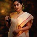 Arya Instagram - ഓണം 2023 🌸💕 Captured and post Production @plan.b.actions @jibinartist Assisted by @dayonphotos Styling @sabarinathk_ Saree @kanchivaram.in Jewelry @mayoorajewelerydesigns MUA @vikramanvijitha Studio @maxxocreative #onam #2023 #tradition #makeup #dressup #festive