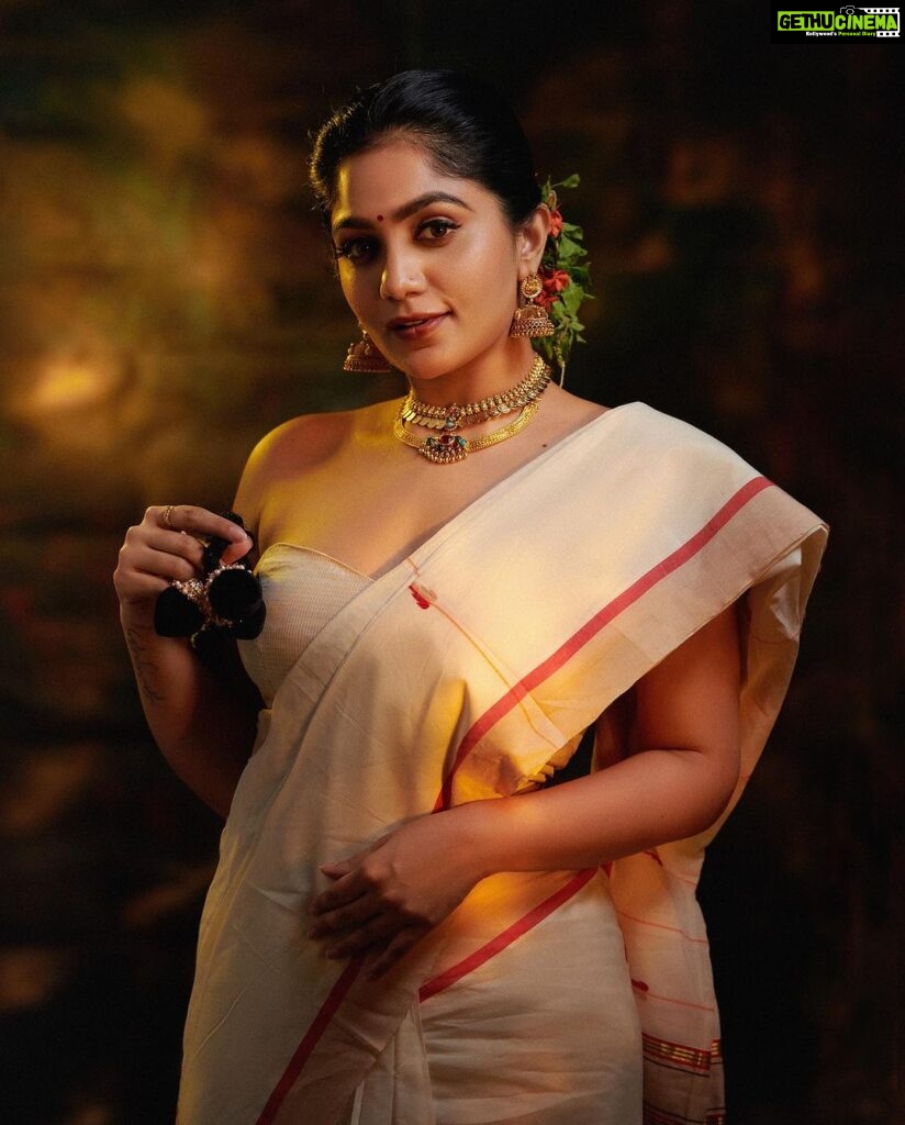 Arya Instagram - ഓണം 2023 🌸💕 Captured and post Production @plan.b.actions @jibinartist Assisted by @dayonphotos Styling @sabarinathk_ Saree @kanchivaram.in Jewelry @mayoorajewelerydesigns MUA @vikramanvijitha Studio @maxxocreative #onam #2023 #tradition #makeup #dressup #festive