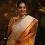 Arya Instagram - ഓണം 2023 🌸💕 Captured and post Production @plan.b.actions @jibinartist Assisted by @dayonphotos Styling @sabarinathk_ Saree @kanchivaram.in Jewelry @mayoorajewelerydesigns MUA @vikramanvijitha Studio @maxxocreative #onam #2023 #tradition #makeup #dressup #festive