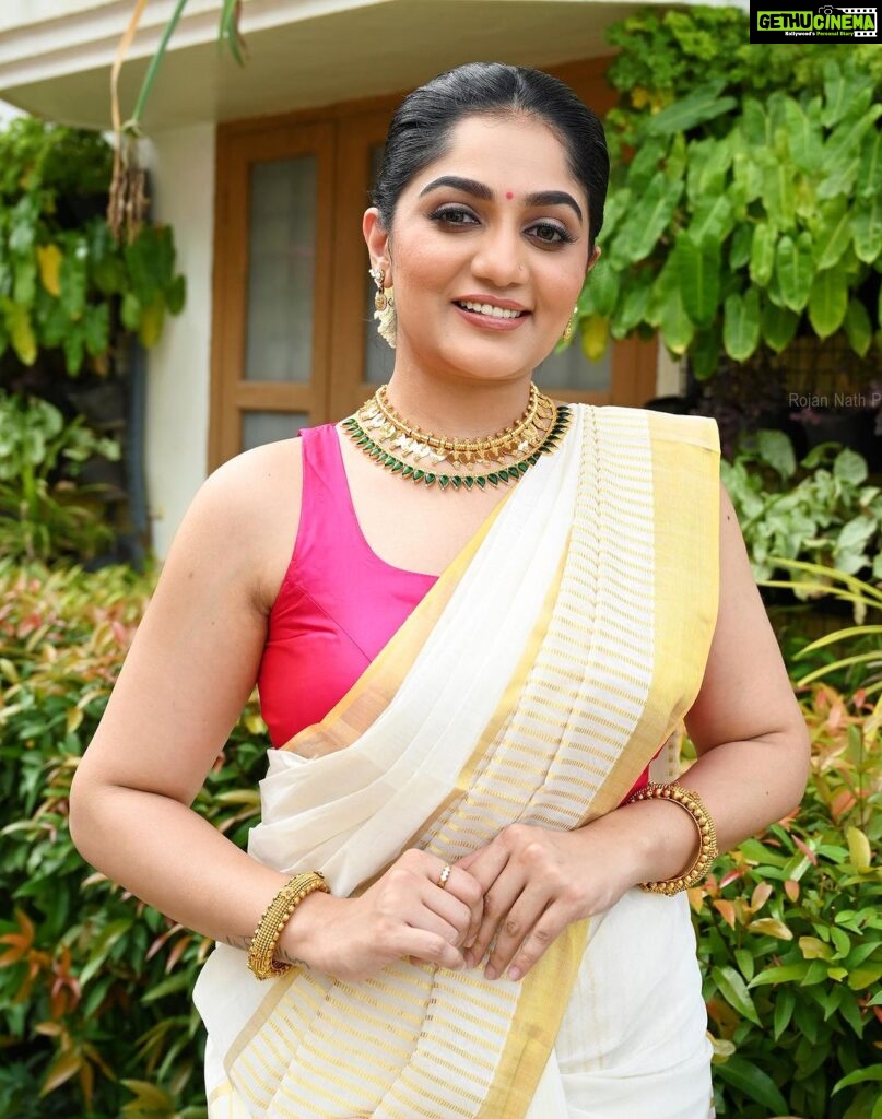 Arya Instagram - ഉത്രാടം 2023 🌸 Saree @kanchivaram.in MUA @brandy_makeup_artist Jewelry @mayoorajewelerydesigns Styling @sabarinathk_ Pc @rojan_nath #onam #festive #happiness #onam #2023