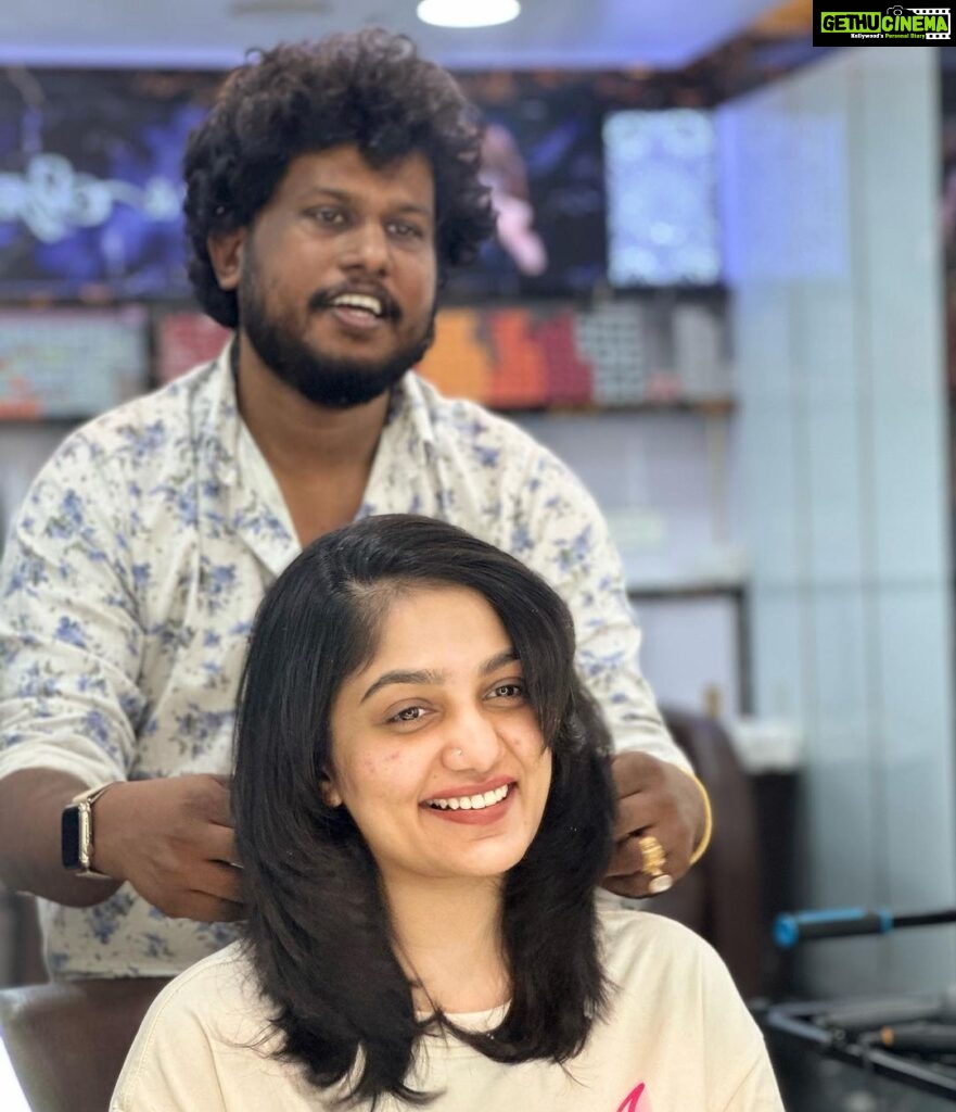 Arya Instagram - Change venam atre Change !!!! Inna pidicho!!! Back to short hair and it feels awesomeeeeee ❤️ Thank you my darlings @sajithandsujith 😍 #chop #haircut #newlook #timeforchange #allsmiles😊 Sajith & Sujith