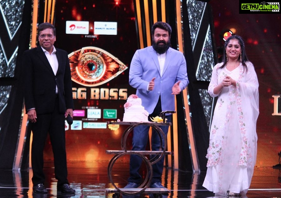 Arya Instagram - Counting my blessings a million times for moments like this ❤️ Thank you to my parents for this life .. 😍 #lalettan #hisbirthday #biggboss #biggbossmalayalam #season5 #happiness #blessed Mumbai - मुंबई
