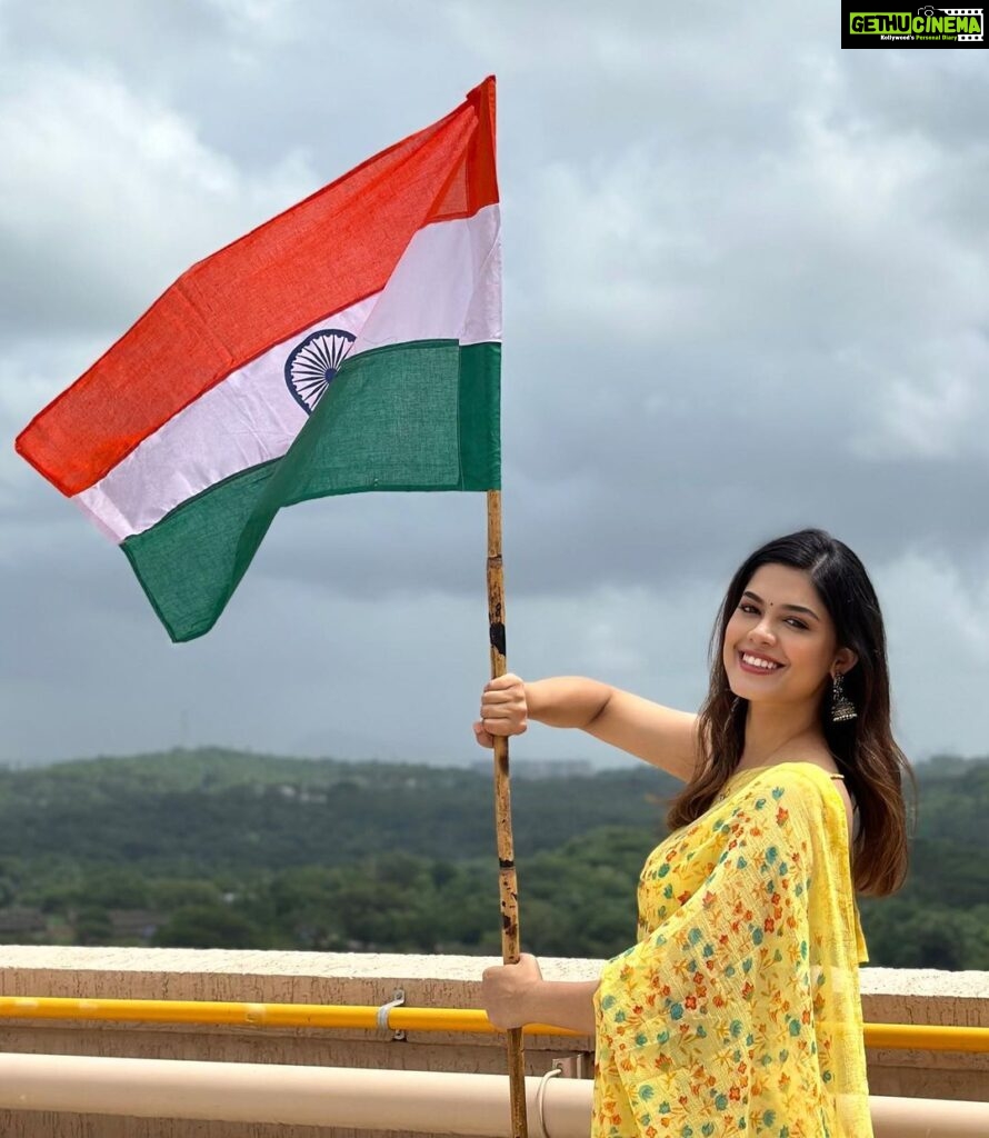 Asha Bhat Instagram - Let us celebrate the glory of free India and uphold the pride and honour of being an Indian 🇮🇳 Wishing you all a very happy Independence Day !!!! #HappyIndependenceDay2023 #JaiHind