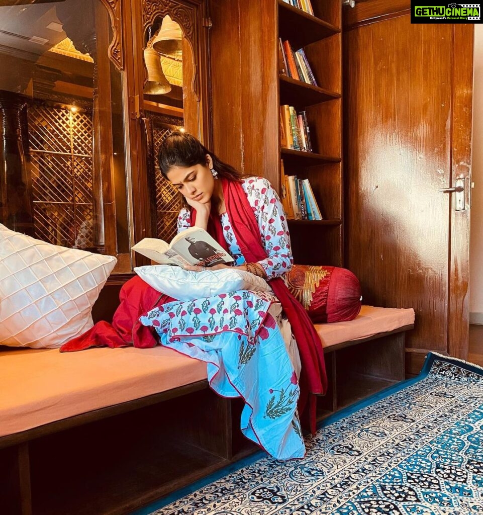 Asha Bhat Instagram - Here i go again, ignoring every other priority to finish a good book 😬 What are you guys reading these days 😃 Any recommendations?