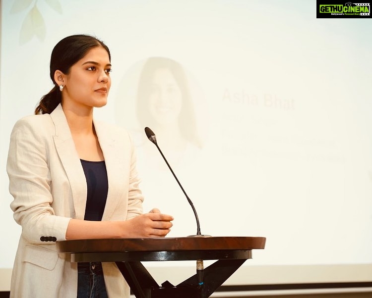 Asha Bhat Instagram - Happy Teachers' Day to the wonderful educators of the world! I attended an inspiring #eVidyaloka event where I emphasized the importance of Sadhana (dedication) and Seva (service) in the realm of education for all. Applauded the tireless efforts of volunteers and educators, who are tirelessly working to ensure education reaches every nook and corner through this noble movement of eVidyaloka. 🙏 @evidyaloka_ #EducationForAll #TeachersDay #EVidyaloka