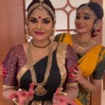 Asha Sharath Instagram - When you have some time before a show🤣🤣 Costumes and jewellery: @ashasharathcollections