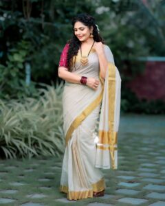Asha Sharath Instagram - This Onam, I wish that the spirit of this auspicious festival stays with you in everything you do. Here's wishing you and you family a very happy Onam🌼

📷 @hi_techwedding_company