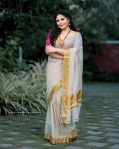 Asha Sharath Instagram - This Onam, I wish that the spirit of this auspicious festival stays with you in everything you do. Here's wishing you and you family a very happy Onam🌼

📷 @hi_techwedding_company