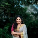 Asha Sharath Instagram – This Onam, I wish that the spirit of this auspicious festival stays with you in everything you do. Here’s wishing you and you family a very happy Onam🌼

📷 @hi_techwedding_company