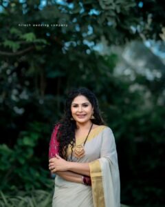 Asha Sharath Instagram - This Onam, I wish that the spirit of this auspicious festival stays with you in everything you do. Here's wishing you and you family a very happy Onam🌼

📷 @hi_techwedding_company