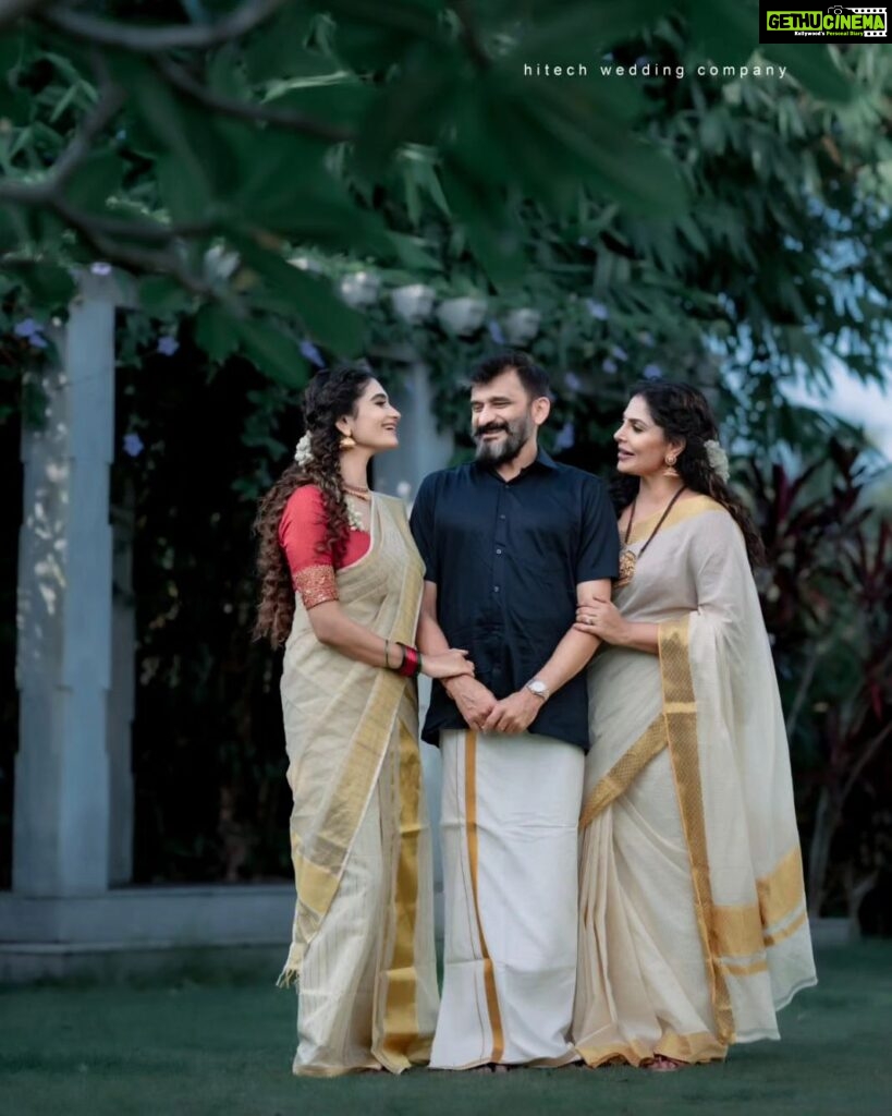 Asha Sharath Instagram - This Onam, I wish that the spirit of this auspicious festival stays with you in everything you do. Here's wishing you and you family a very happy Onam🌼 📷 @hi_techwedding_company