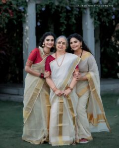 Asha Sharath Instagram - This Onam, I wish that the spirit of this auspicious festival stays with you in everything you do. Here's wishing you and you family a very happy Onam🌼

📷 @hi_techwedding_company