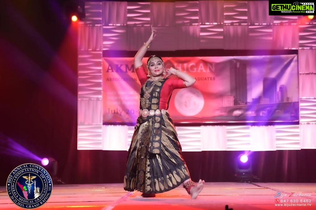 Asha Sharath Instagram - Back home now in kochi after performing at AKMG (Association of Kerala Medical Graduates) in Michigan - USA on the 23rd this week. On the 22nd was a special chat Q&A session with the AKMG delegates. Felt very happy to see our Kerala Malayalee doctors doing very well in USA.😊👍. Hats off to them. They have played their part in establishing our Kerala presence in USA and furthering our art and culture there. That the AKMG members participated in the program by way of a dance performance with me on stage is a proud reminder of the artistic talents amongst doctors. Art is one medium to bind people together and bring the warmth and closeness amongst us Malayalees in far away countries too. Specail thanks to AKMG USA team for having made this event a grand success 🙏🙏😍😍❤️. @biju.zacharia