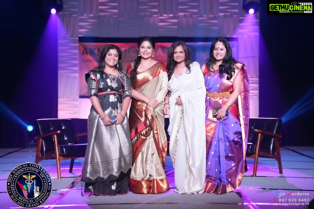 Asha Sharath Instagram - Back home now in kochi after performing at AKMG (Association of Kerala Medical Graduates) in Michigan - USA on the 23rd this week. On the 22nd was a special chat Q&A session with the AKMG delegates. Felt very happy to see our Kerala Malayalee doctors doing very well in USA.😊👍. Hats off to them. They have played their part in establishing our Kerala presence in USA and furthering our art and culture there. That the AKMG members participated in the program by way of a dance performance with me on stage is a proud reminder of the artistic talents amongst doctors. Art is one medium to bind people together and bring the warmth and closeness amongst us Malayalees in far away countries too. Specail thanks to AKMG USA team for having made this event a grand success 🙏🙏😍😍❤️. @biju.zacharia