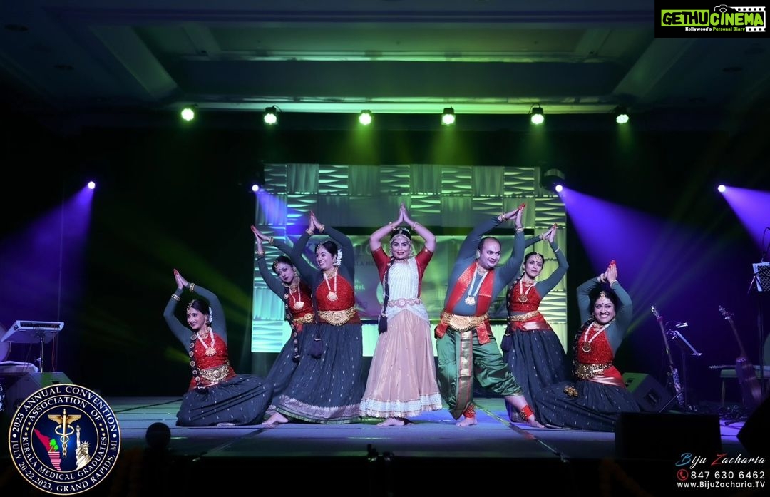 Asha Sharath Instagram - Back home now in kochi after performing at AKMG (Association of Kerala Medical Graduates) in Michigan - USA on the 23rd this week. On the 22nd was a special chat Q&A session with the AKMG delegates. Felt very happy to see our Kerala Malayalee doctors doing very well in USA.😊👍. Hats off to them. They have played their part in establishing our Kerala presence in USA and furthering our art and culture there. That the AKMG members participated in the program by way of a dance performance with me on stage is a proud reminder of the artistic talents amongst doctors. Art is one medium to bind people together and bring the warmth and closeness amongst us Malayalees in far away countries too. Specail thanks to AKMG USA team for having made this event a grand success 🙏🙏😍😍❤️. @biju.zacharia