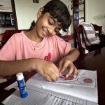 Aswathy Sreekanth Instagram - Home assignment ചെയുന്ന പത്മ. ഇന്റേണൽ ഓർഗൻസ് യഥാ സ്ഥാനത്ത് ഒട്ടിക്കലാണ് പണി. അതിനിടയ്ക്കൊരു ചോദ്യം. അമ്മാ, ഈ patriarchy human body യിൽ എവിടാ? ഞാൻ : 🙄 patriarchy മിക്കവാറും തലയിൽ ആരിക്കൂലോ ! അല്ല, നീ ശരിക്കെന്താ ഉദ്ദേശിച്ചേ ? കാണിച്ചേ... പത്മ : സോറി അമ്മ, പാൻക്രിയാസ് ആരുന്നു 😌 അടിപൊളി ! എന്നാലും അവൾക്ക് പാൻക്രിയാസിനെക്കാലും പരിചയമുള്ള വാക്ക് പാട്രിയാർക്കി ആയതിൽ എനിക്ക് വല്യ അത്ഭുതമൊന്നുമില്ല. നിങ്ങൾക്കോ ? 🫢 (Posting with her permission 😄)
