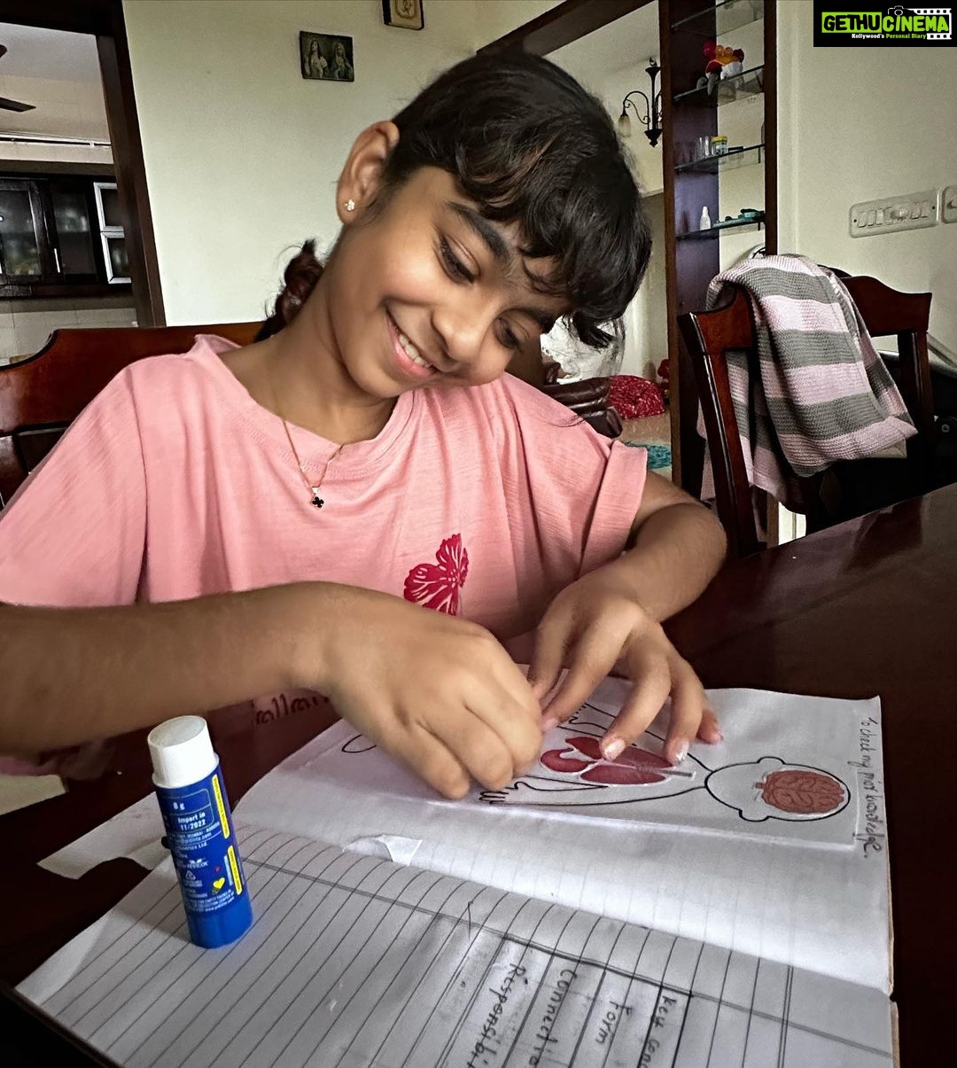 Aswathy Sreekanth Instagram - Home assignment ചെയുന്ന പത്മ. ഇന്റേണൽ ഓർഗൻസ് യഥാ സ്ഥാനത്ത് ഒട്ടിക്കലാണ് പണി. അതിനിടയ്ക്കൊരു ചോദ്യം. അമ്മാ, ഈ patriarchy human body യിൽ എവിടാ? ഞാൻ : 🙄 patriarchy മിക്കവാറും തലയിൽ ആരിക്കൂലോ ! അല്ല, നീ ശരിക്കെന്താ ഉദ്ദേശിച്ചേ ? കാണിച്ചേ... പത്മ : സോറി അമ്മ, പാൻക്രിയാസ് ആരുന്നു 😌 അടിപൊളി ! എന്നാലും അവൾക്ക് പാൻക്രിയാസിനെക്കാലും പരിചയമുള്ള വാക്ക് പാട്രിയാർക്കി ആയതിൽ എനിക്ക് വല്യ അത്ഭുതമൊന്നുമില്ല. നിങ്ങൾക്കോ ? 🫢 (Posting with her permission 😄)