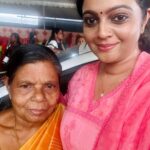 Aswathy Sreekanth Instagram - അംഗൻവാടിയിലെ ഏലിക്കുട്ടി ടീച്ചറും അഞ്ചാം ക്ലാസ്സിലെ ഫിലിപ്പ് സാറും. ഈയിടെ നാട്ടിൽ ഒരു പരുപാടിയ്ക്ക് പോയപ്പോൾ കണ്ടതാണ്❣️ സ്റ്റേജിൽ എന്നെ കണ്ടപ്പോൾ 'എന്റെ കൊച്ചാ' ന്ന് ഉറക്കെ വിളിച്ച് പറഞ്ഞ് ഓടി വന്നു ടീച്ചർ. താഴെയിറങ്ങിയപ്പോൾ ആൾക്കാരെ വകഞ്ഞു മാറ്റി അധികാരത്തോടെ വന്ന് ചേർത്ത് പിടിച്ചു. അംഗൻവാടിയിലാക്കി അമ്മ തിരിച്ച് നടന്നപ്പോൾ കുതറിയോടാതെ വട്ടം പിടിച്ചപോലെ. ഊട്ടിയും ഉറക്കിയും പാട്ടു പാടിയും കല്ല് പെൻസിൽ പിടിക്കാൻ പഠിപ്പിച്ചും മെല്ലെ മെല്ലെ കൂട്ട് കൂടിയ ടീച്ചറാണ്. നുറുക്ക് ഗോതമ്പിന്റെ ഉപ്പുമാവു പോലെ എത്ര നനുത്തതാണ് ആ ഓർമ്മ പോലും 🥰 ഫിലിപ്പ് സാർ എനിക്ക് എല്ലാക്കാലത്തേയും പ്രിയപ്പെട്ട അദ്ധ്യാപകരിൽ ഒരാളാണ്. പണ്ട് തൊടുപുഴയിലെ സ്കൂളിൽ നിന്ന് അഞ്ചാം ക്ലാസ്സുകാർ ആദ്യമായി എറണാകുളം കാണാൻ പോയപ്പോൾ സാറുണ്ടായിരുന്നു കൂടെ. ഞാൻ ആദ്യമായി കടല് കണ്ടപ്പോൾ, കപ്പല് കണ്ടപ്പോൾ, തീവണ്ടി കണ്ടപ്പോൾ ഒക്കെ കൂടെയുണ്ടായിരുന്ന ആൾ. നിർത്തിയിട്ടിരുന്ന തീവണ്ടി ബോഗിയിലേയ്ക്ക് പൊക്കമില്ലാത്ത എന്നെ എടുത്ത് കയറ്റിയത് സാറാണെന്ന ഓർമ്മയ്‌ക്ക്‌ പോലും എത്ര തെളിച്ചമാണ്. പിന്നെ ശാസ്ത്ര സാഹിത്യ പരിഷത്തിന്റെ ഭാഗമായി എത്രയെത്ര മത്സരങ്ങൾ, യാത്രകൾ, പരീക്ഷണങ്ങൾ...ഹൈസ്കൂൾ കാലം വരെ എല്ലാത്തിനും ഒപ്പം നിന്നത് സാറാണ്. ടോട്ടോച്ചാന്റെ തീവണ്ടി സ്കൂളിലെ കൊബായാഷി മാസ്റ്ററാണ് എനിക്ക് ഫിലിപ്പ് സാറെന്ന് പലപ്പോഴും തോന്നിയിട്ടുണ്ട്. എല്ലാ ബന്ധങ്ങളുടെയും നിറവും നിർവചനവും മാറുന്ന കാലമാണ്. ഗുരു ശിഷ്യ ബന്ധങ്ങൾക്കും ആ മാറ്റം വന്നിട്ടുണ്ട്. എന്തൊക്കെ മാറിയാലും സ്നേഹം നിലനിൽക്കട്ടെ ! പഠിപ്പിച്ചവർക്കും പാഠമായവർക്കും സ്നേഹം. Thank you for being a part of my journey ❣️Happy Teacher’s day 😌