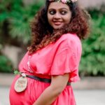 Aswathy Sreekanth Instagram - The one who born to heal me ! ആദ്യത്തെ കുഞ്ഞിനെ പോലെ ഇനിയൊരാളെ സ്നേഹിക്കാൻ കഴിയുമോ എന്നായിരുന്നു ഇവളെ ആദ്യമായി കൈയ്യിൽ എടുക്കുവോളം സംശയം. അമ്മയാവുമ്പോൾ എങ്ങനെയാവണമെന്നും എങ്ങനെയാവരുതെന്നും പത്മ പഠിപ്പിച്ച് തന്നതിന്റെ ധൈര്യമുണ്ടായിരുന്നു ചെറുതിനെ കിട്ടിയപ്പോൾ. പക്ഷേ കമലപ്പെണ്ണ് വന്നത് വേറെ സിലബസ്സും കൊണ്ടാണ്. സകലതിലും നേരെ ഓപ്പോസിറ്റ്. ആദ്യത്തവൾ അമ്മയൊട്ടി മാത്രം ആണെങ്കിൽ ഇവള് സകലരോടും ഒട്ടും. മൂത്തവൾ തൊട്ടാൽ കരയുമെങ്കിൽ ഇവള് അടിക്ക് അടി തിരിച്ചടി മട്ടാണ്. പത്മയ്ക്ക് ഭക്ഷണംന്ന് എഴുതി കണ്ടാൽ വയറു നിറയുമെങ്കിൽ ചെറിയവൾ എഴുനേൽക്കുന്നതേ ബിരിയാണി ചോദിച്ചാണ്. അമ്മ ജോലിക്ക് പോകാനിറങ്ങുമ്പോൾ മൂത്തവൾക്ക് ഇപ്പോഴും സങ്കടമാണെങ്കിൽ ഇളയവൾ ഒരു റ്റാ റ്റാ തന്നാൽ ഭാഗ്യം. ഡീ പപ്പാ ന്ന് ചേച്ചിയെ വിളിക്കുന്ന അവളുടെ കളറു പെൻസിൽ മുതൽ ഐ പാഡ് വരെ കട്ടോണ്ട് പോകുന്ന കുഞ്ഞാപ്പി. പത്മയെ സോഫയിൽ ഇരുത്തി പോയാൽ ഒരു മണിക്കൂർ കഴിഞ്ഞ് വന്നു നോക്കിയാലും അവിടെത്തന്നെ കാണുമായിരുന്നു. ഇവളെ നിലത്ത് വച്ചാൽ പിന്നെ കട്ടിലിന്റെ അടിയിലോ ഡൈനിങ് ടേബിളിന്റെ മുകളിലോ നോക്കിയാ മതി. വഴക്ക് പറഞ്ഞാൽ ‘പാവം വാവയല്ലേ, അമ്മേടെ പൊന്നല്ലേ’ ന്ന് ചോദിച്ച് കൈകൂപ്പി കാണിക്കുന്ന ബിഗ് ഡ്രാമ ക്വീൻ. അങ്ങനെ മൊത്തത്തിൽ പേരെന്റിങ് എന്ന വാക്ക് റീഡിഫൈൻ ചെയ്യിച്ച പെണ്ണാണ്. ഞങ്ങടെ സന്തോഷക്കുടുക്ക ! പൊന്നിന് പിറന്നാളുമ്മ 😘