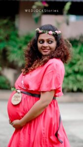 Aswathy Sreekanth Instagram - The one who born to heal me ! ആദ്യത്തെ കുഞ്ഞിനെ പോലെ ഇനിയൊരാളെ സ്നേഹിക്കാൻ കഴിയുമോ എന്നായിരുന്നു ഇവളെ ആദ്യമായി കൈയ്യിൽ എടുക്കുവോളം സംശയം. അമ്മയാവുമ്പോൾ എങ്ങനെയാവണമെന്നും എങ്ങനെയാവരുതെന്നും പത്മ പഠിപ്പിച്ച് തന്നതിന്റെ ധൈര്യമുണ്ടായിരുന്നു ചെറുതിനെ കിട്ടിയപ്പോൾ. പക്ഷേ കമലപ്പെണ്ണ് വന്നത് വേറെ സിലബസ്സും കൊണ്ടാണ്. സകലതിലും നേരെ ഓപ്പോസിറ്റ്. ആദ്യത്തവൾ അമ്മയൊട്ടി മാത്രം ആണെങ്കിൽ ഇവള് സകലരോടും ഒട്ടും. മൂത്തവൾ തൊട്ടാൽ കരയുമെങ്കിൽ ഇവള് അടിക്ക് അടി തിരിച്ചടി മട്ടാണ്. പത്മയ്ക്ക് ഭക്ഷണംന്ന് എഴുതി കണ്ടാൽ വയറു നിറയുമെങ്കിൽ ചെറിയവൾ എഴുനേൽക്കുന്നതേ ബിരിയാണി ചോദിച്ചാണ്. അമ്മ ജോലിക്ക് പോകാനിറങ്ങുമ്പോൾ മൂത്തവൾക്ക് ഇപ്പോഴും സങ്കടമാണെങ്കിൽ ഇളയവൾ ഒരു റ്റാ റ്റാ തന്നാൽ ഭാഗ്യം. ഡീ പപ്പാ ന്ന് ചേച്ചിയെ വിളിക്കുന്ന അവളുടെ കളറു പെൻസിൽ മുതൽ ഐ പാഡ് വരെ കട്ടോണ്ട് പോകുന്ന കുഞ്ഞാപ്പി. പത്മയെ സോഫയിൽ ഇരുത്തി പോയാൽ ഒരു മണിക്കൂർ കഴിഞ്ഞ് വന്നു നോക്കിയാലും അവിടെത്തന്നെ കാണുമായിരുന്നു. ഇവളെ നിലത്ത് വച്ചാൽ പിന്നെ കട്ടിലിന്റെ അടിയിലോ ഡൈനിങ് ടേബിളിന്റെ മുകളിലോ നോക്കിയാ മതി. വഴക്ക് പറഞ്ഞാൽ ‘പാവം വാവയല്ലേ, അമ്മേടെ പൊന്നല്ലേ’ ന്ന് ചോദിച്ച് കൈകൂപ്പി കാണിക്കുന്ന ബിഗ് ഡ്രാമ ക്വീൻ. അങ്ങനെ മൊത്തത്തിൽ പേരെന്റിങ് എന്ന വാക്ക് റീഡിഫൈൻ ചെയ്യിച്ച പെണ്ണാണ്. ഞങ്ങടെ സന്തോഷക്കുടുക്ക ! പൊന്നിന് പിറന്നാളുമ്മ 😘