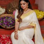 Aswathy Sreekanth Instagram - Embracing the festive vibes ❣️ Saree @kaushikaweaves Styled @sabarinathk_ Jewellery @mayoorajewelerydesigns MUA @shoshank_makeup Photography @jiksonphotography @lightsoncreations