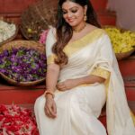 Aswathy Sreekanth Instagram - Embracing the festive vibes ❣️ Saree @kaushikaweaves Styled @sabarinathk_ Jewellery @mayoorajewelerydesigns MUA @shoshank_makeup Photography @jiksonphotography @lightsoncreations