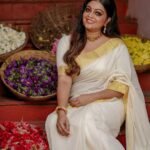 Aswathy Sreekanth Instagram - Embracing the festive vibes ❣️ Saree @kaushikaweaves Styled @sabarinathk_ Jewellery @mayoorajewelerydesigns MUA @shoshank_makeup Photography @jiksonphotography @lightsoncreations