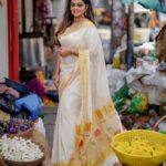 Aswathy Sreekanth Instagram - എല്ലാവർക്കും ഹൃദയം നിറഞ്ഞ ഓണാശംസകൾ ❣️ Saree @kaushikaweaves Styled @sabarinathk_ Jewellery @mayoorajewelerydesigns MUA @shoshank_makeup Photography @jiksonphotography @lightsoncreations