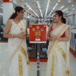 Aswathy Sreekanth Instagram - കിടിലൻ ഓണസമ്മാനങ്ങളുമായി നന്തിലത്ത് ജി മാർട്ട്. Home Appliances കൾക്ക് upto 70% Discount. എല്ലാ ബ്രാൻഡഡ് പ്രൊഡക്ടുകളും കുറഞ്ഞ EMI സൗകര്യത്തിൽ. ഓൺലൈൻ ഷോപ്പിംഗിനായി സന്ദർശിക്കുക - https://www.nandilathgmart.com For More Details Call : 9207232232 #Nandilathgmart #Nandilath #OnamOffer #OnamCelebration #Onam2023 #goldgalaoffer #HomeAppliances #Gift #kerala