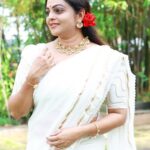 Aswathy Sreekanth Instagram - Good morning 😌 Jewellery @adorebypriyanka Saree @fayme_clothing