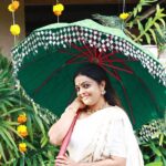Aswathy Sreekanth Instagram - എക്സ്പ്രെഷൻ ഇട്ട് പിടിച്ചു നിന്നതാ, കുടയ്ക്ക് നല്ല കനം ഉണ്ടാരുന്നു 😐😁 #onamvibes🌸
