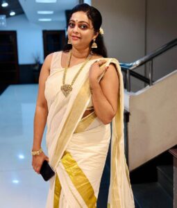 Aswathy Sreekanth Instagram - ചിങ്ങം നന്നാവട്ടെ, ഓണവും ❣️ @alameen_fashion_jewels @mukeshmuralimakeover @styledbysavu