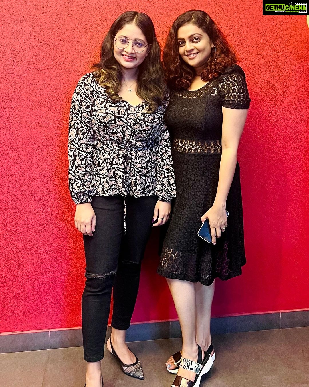 Aswathy Sreekanth Instagram - പെട്ടെന്നൊരു ദിവസം പുളി മിട്ടായി കഴിക്കാൻ മോഹം തോന്നിയപ്പോൾ (വെറും നൊസ്റ്റു-മറ്റേതല്ല 😉) 80 പാക്കറ്റ് ഒരുമിച്ച് ഓൺലൈനിൽ ഓർഡർ ചെയ്ത് വരുത്തി ഒറ്റയ്ക്ക് ഇരുന്ന് കഴിച്ച ഒരു ചങ്ക് നിങ്ങൾക്കുണ്ടോ? 🫢 (ദൈവ ദോഷം പറയരുതല്ലോ, കഴിഞ്ഞ ദിവസം ഓരോ പാക്കറ്റ് എനിക്കും സന്ധ്യക്കും @sandya_nra തന്നിരുന്നു.) എന്നാലും ബാക്കി 78 പാക്കറ്റ് !! പക്ഷേ ആരും പേടിക്കണ്ട, ആള് പെർഫെക്റ്റ് ഓക്കേ ആണ്, ഇന്ന് ഏഴാമത്തെയോ എട്ടാമത്തെയോ എന്തോ പിറന്നാളുമാണ് 🤓 Happy Birthday to my craziest, gorgeous friend @soumya_tony97 You make our lives a whole lot better 😘😘😘 പുളി മിട്ടായിടെ ഓൺലൈൻ ലിങ്ക് അവള് തന്നെ പോസ്റ്റ് ചെയുന്നതാരിക്കും 😁 Thanks