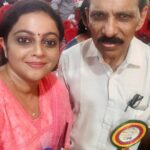 Aswathy Sreekanth Instagram - അംഗൻവാടിയിലെ ഏലിക്കുട്ടി ടീച്ചറും അഞ്ചാം ക്ലാസ്സിലെ ഫിലിപ്പ് സാറും. ഈയിടെ നാട്ടിൽ ഒരു പരുപാടിയ്ക്ക് പോയപ്പോൾ കണ്ടതാണ്❣️ സ്റ്റേജിൽ എന്നെ കണ്ടപ്പോൾ 'എന്റെ കൊച്ചാ' ന്ന് ഉറക്കെ വിളിച്ച് പറഞ്ഞ് ഓടി വന്നു ടീച്ചർ. താഴെയിറങ്ങിയപ്പോൾ ആൾക്കാരെ വകഞ്ഞു മാറ്റി അധികാരത്തോടെ വന്ന് ചേർത്ത് പിടിച്ചു. അംഗൻവാടിയിലാക്കി അമ്മ തിരിച്ച് നടന്നപ്പോൾ കുതറിയോടാതെ വട്ടം പിടിച്ചപോലെ. ഊട്ടിയും ഉറക്കിയും പാട്ടു പാടിയും കല്ല് പെൻസിൽ പിടിക്കാൻ പഠിപ്പിച്ചും മെല്ലെ മെല്ലെ കൂട്ട് കൂടിയ ടീച്ചറാണ്. നുറുക്ക് ഗോതമ്പിന്റെ ഉപ്പുമാവു പോലെ എത്ര നനുത്തതാണ് ആ ഓർമ്മ പോലും 🥰 ഫിലിപ്പ് സാർ എനിക്ക് എല്ലാക്കാലത്തേയും പ്രിയപ്പെട്ട അദ്ധ്യാപകരിൽ ഒരാളാണ്. പണ്ട് തൊടുപുഴയിലെ സ്കൂളിൽ നിന്ന് അഞ്ചാം ക്ലാസ്സുകാർ ആദ്യമായി എറണാകുളം കാണാൻ പോയപ്പോൾ സാറുണ്ടായിരുന്നു കൂടെ. ഞാൻ ആദ്യമായി കടല് കണ്ടപ്പോൾ, കപ്പല് കണ്ടപ്പോൾ, തീവണ്ടി കണ്ടപ്പോൾ ഒക്കെ കൂടെയുണ്ടായിരുന്ന ആൾ. നിർത്തിയിട്ടിരുന്ന തീവണ്ടി ബോഗിയിലേയ്ക്ക് പൊക്കമില്ലാത്ത എന്നെ എടുത്ത് കയറ്റിയത് സാറാണെന്ന ഓർമ്മയ്‌ക്ക്‌ പോലും എത്ര തെളിച്ചമാണ്. പിന്നെ ശാസ്ത്ര സാഹിത്യ പരിഷത്തിന്റെ ഭാഗമായി എത്രയെത്ര മത്സരങ്ങൾ, യാത്രകൾ, പരീക്ഷണങ്ങൾ...ഹൈസ്കൂൾ കാലം വരെ എല്ലാത്തിനും ഒപ്പം നിന്നത് സാറാണ്. ടോട്ടോച്ചാന്റെ തീവണ്ടി സ്കൂളിലെ കൊബായാഷി മാസ്റ്ററാണ് എനിക്ക് ഫിലിപ്പ് സാറെന്ന് പലപ്പോഴും തോന്നിയിട്ടുണ്ട്. എല്ലാ ബന്ധങ്ങളുടെയും നിറവും നിർവചനവും മാറുന്ന കാലമാണ്. ഗുരു ശിഷ്യ ബന്ധങ്ങൾക്കും ആ മാറ്റം വന്നിട്ടുണ്ട്. എന്തൊക്കെ മാറിയാലും സ്നേഹം നിലനിൽക്കട്ടെ ! പഠിപ്പിച്ചവർക്കും പാഠമായവർക്കും സ്നേഹം. Thank you for being a part of my journey ❣️Happy Teacher’s day 😌