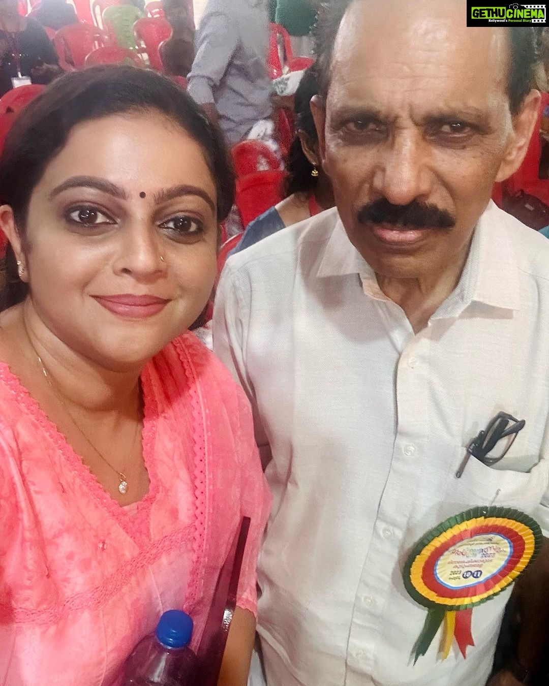Aswathy Sreekanth Instagram - അംഗൻവാടിയിലെ ഏലിക്കുട്ടി ടീച്ചറും അഞ്ചാം ക്ലാസ്സിലെ ഫിലിപ്പ് സാറും. ഈയിടെ നാട്ടിൽ ഒരു പരുപാടിയ്ക്ക് പോയപ്പോൾ കണ്ടതാണ്❣️ സ്റ്റേജിൽ എന്നെ കണ്ടപ്പോൾ 'എന്റെ കൊച്ചാ' ന്ന് ഉറക്കെ വിളിച്ച് പറഞ്ഞ് ഓടി വന്നു ടീച്ചർ. താഴെയിറങ്ങിയപ്പോൾ ആൾക്കാരെ വകഞ്ഞു മാറ്റി അധികാരത്തോടെ വന്ന് ചേർത്ത് പിടിച്ചു. അംഗൻവാടിയിലാക്കി അമ്മ തിരിച്ച് നടന്നപ്പോൾ കുതറിയോടാതെ വട്ടം പിടിച്ചപോലെ. ഊട്ടിയും ഉറക്കിയും പാട്ടു പാടിയും കല്ല് പെൻസിൽ പിടിക്കാൻ പഠിപ്പിച്ചും മെല്ലെ മെല്ലെ കൂട്ട് കൂടിയ ടീച്ചറാണ്. നുറുക്ക് ഗോതമ്പിന്റെ ഉപ്പുമാവു പോലെ എത്ര നനുത്തതാണ് ആ ഓർമ്മ പോലും 🥰 ഫിലിപ്പ് സാർ എനിക്ക് എല്ലാക്കാലത്തേയും പ്രിയപ്പെട്ട അദ്ധ്യാപകരിൽ ഒരാളാണ്. പണ്ട് തൊടുപുഴയിലെ സ്കൂളിൽ നിന്ന് അഞ്ചാം ക്ലാസ്സുകാർ ആദ്യമായി എറണാകുളം കാണാൻ പോയപ്പോൾ സാറുണ്ടായിരുന്നു കൂടെ. ഞാൻ ആദ്യമായി കടല് കണ്ടപ്പോൾ, കപ്പല് കണ്ടപ്പോൾ, തീവണ്ടി കണ്ടപ്പോൾ ഒക്കെ കൂടെയുണ്ടായിരുന്ന ആൾ. നിർത്തിയിട്ടിരുന്ന തീവണ്ടി ബോഗിയിലേയ്ക്ക് പൊക്കമില്ലാത്ത എന്നെ എടുത്ത് കയറ്റിയത് സാറാണെന്ന ഓർമ്മയ്ക്ക് പോലും എത്ര തെളിച്ചമാണ്. പിന്നെ ശാസ്ത്ര സാഹിത്യ പരിഷത്തിന്റെ ഭാഗമായി എത്രയെത്ര മത്സരങ്ങൾ, യാത്രകൾ, പരീക്ഷണങ്ങൾ...ഹൈസ്കൂൾ കാലം വരെ എല്ലാത്തിനും ഒപ്പം നിന്നത് സാറാണ്. ടോട്ടോച്ചാന്റെ തീവണ്ടി സ്കൂളിലെ കൊബായാഷി മാസ്റ്ററാണ് എനിക്ക് ഫിലിപ്പ് സാറെന്ന് പലപ്പോഴും തോന്നിയിട്ടുണ്ട്. എല്ലാ ബന്ധങ്ങളുടെയും നിറവും നിർവചനവും മാറുന്ന കാലമാണ്. ഗുരു ശിഷ്യ ബന്ധങ്ങൾക്കും ആ മാറ്റം വന്നിട്ടുണ്ട്. എന്തൊക്കെ മാറിയാലും സ്നേഹം നിലനിൽക്കട്ടെ ! പഠിപ്പിച്ചവർക്കും പാഠമായവർക്കും സ്നേഹം. Thank you for being a part of my journey ❣️Happy Teacher’s day 😌